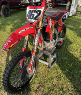 Red dirt bike, number 462