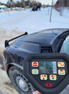 Hand holding a radar speed gun, displaying 80 km/h and 336.6 m